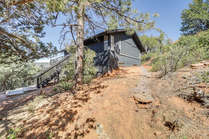 Pine Cabin w / Large Deck & Scenic Mountain Views!