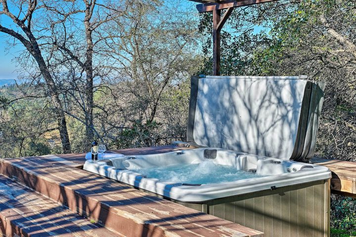 Hot Tub & Mtn Views: Peaceful Columbia Retreat!