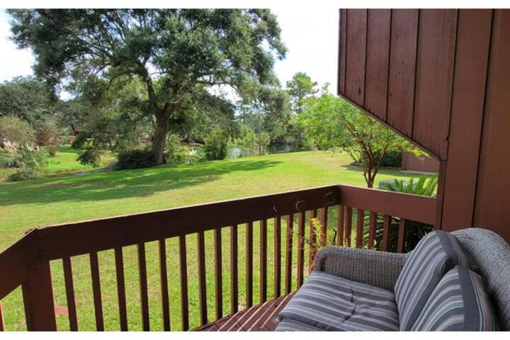 Lakeside Villa - Quite Location walk to the Country Club