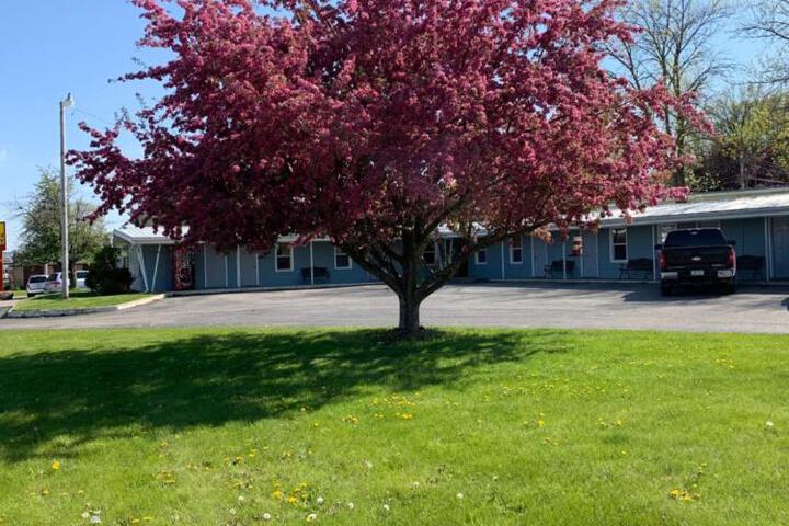 HOMETOWN INN