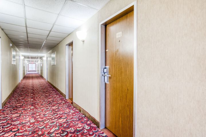 Ballroom/Hall 15 of 17