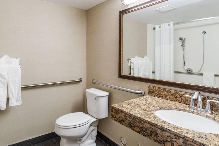 Comfort Inn & Suites West Springfield