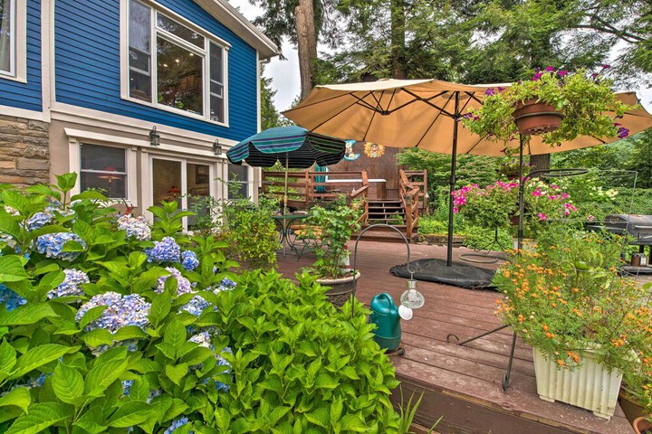 Lakefront Poconos Retreat w / Hot Tub Near Hiking!
