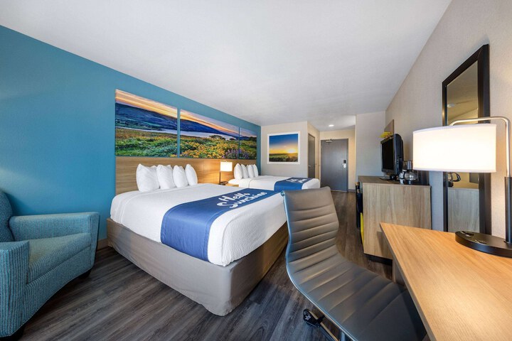 Days Inn by Wyndham Lathrop