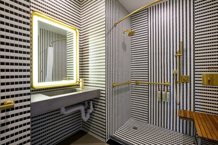 Room 21 of 42