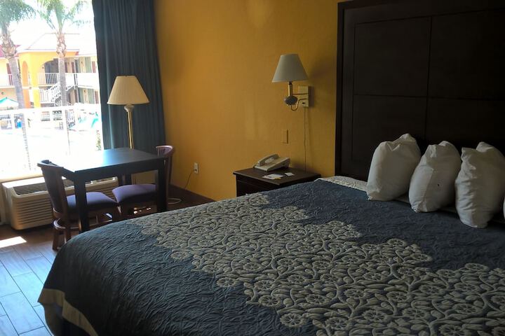 Days Inn & Suites by Wyndham Port Richey