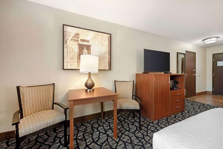 Room 17 of 28