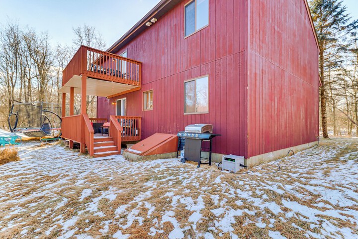 Private Spa Fire Pit & Deck: Poconos Home!