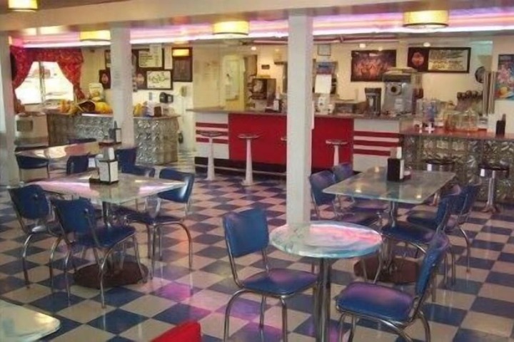 Dining 8 of 15