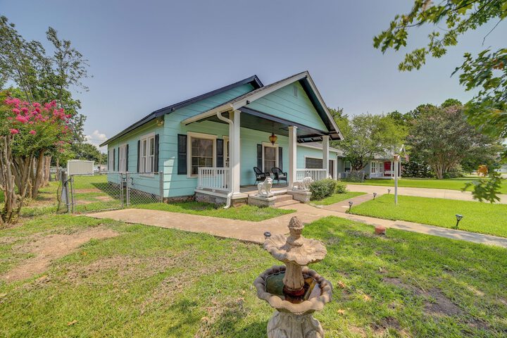 Walk to Lake Parks & Dining: Eufala Family Home!