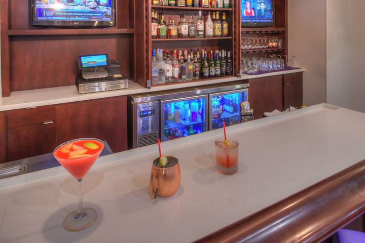 Lounge 24 of 29