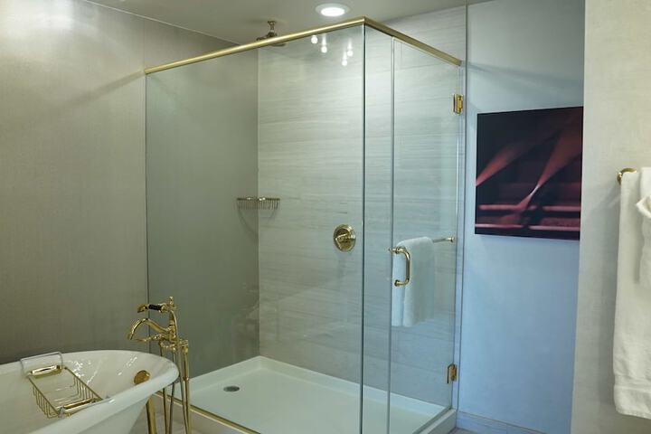 Room 9 of 20
