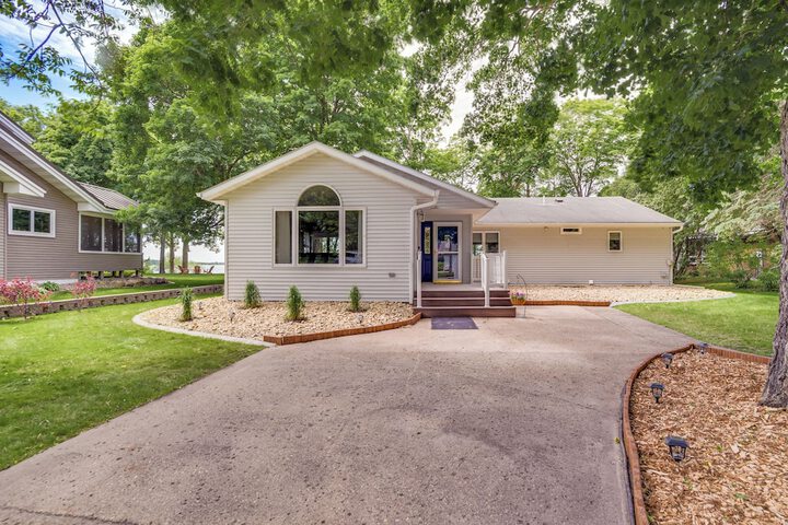 Spacious Detroit Lakes Home w / Private Deck!