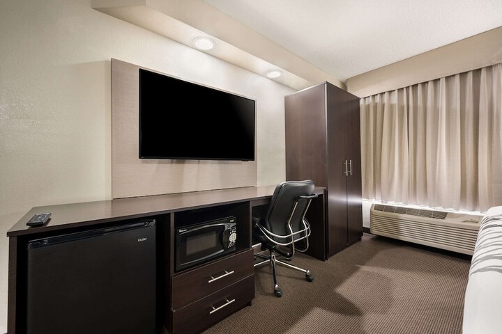 Room 34 of 37