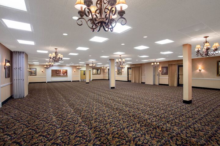 Ballroom/Hall 58 of 64