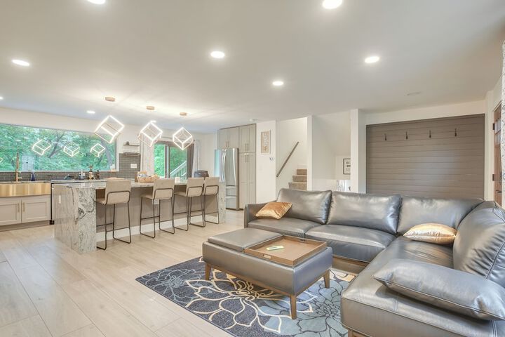 Spacious Riverfront Delaware Home w / Views