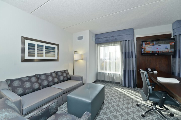 Hampton Inn & Suites Greensboro / Coliseum Area