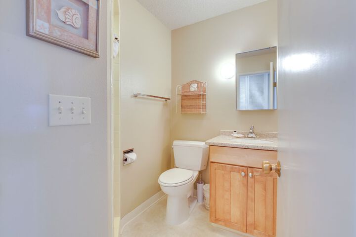 Comfortable Lincoln City Condo w / Patio & Views!
