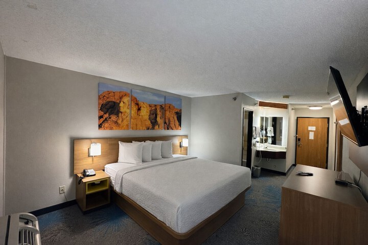 Days Inn by Wyndham Sturgis