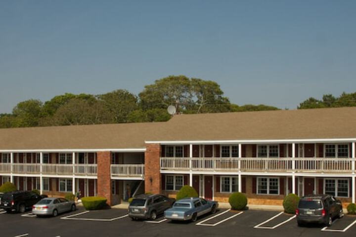 Holiday Hill Inn & Suites