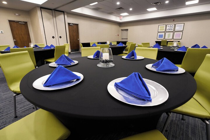 Holiday Inn Express Charleston-Civic Center by IHG