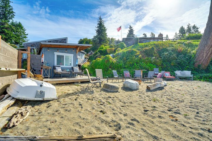 Gig Harbor House w / Private Beach + Views!