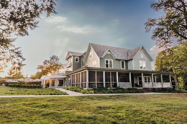 Stonebreaker Hotel