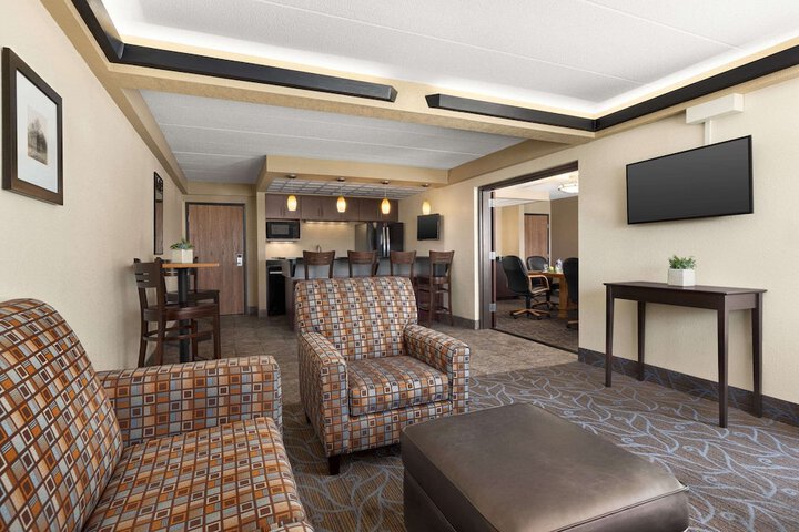 Lounge 71 of 75