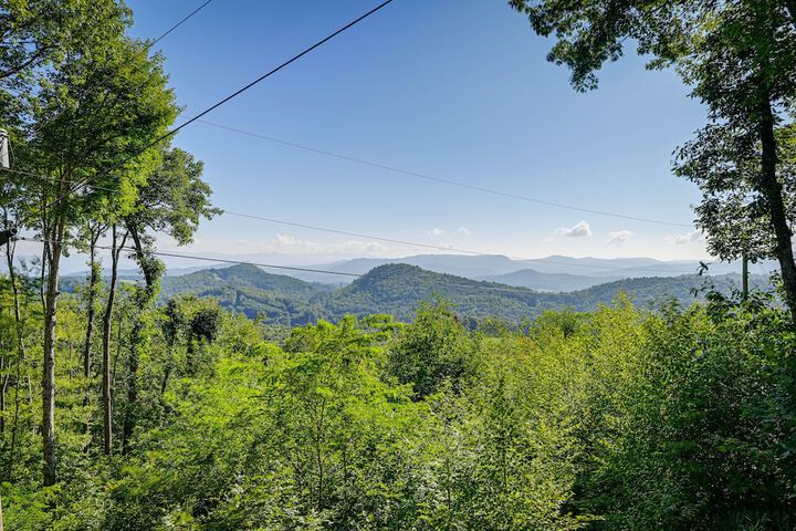 Cullowhee Mountain Retreat w / Deck and Fire Pit!