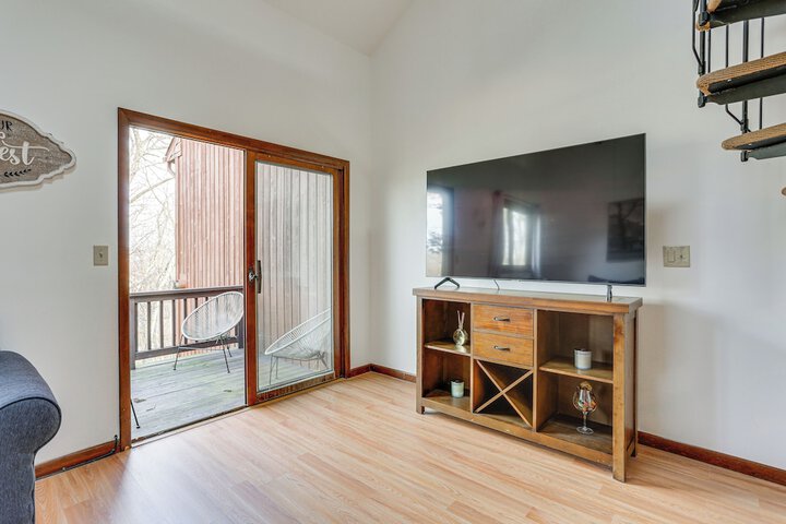 Vernon Township Condo w / Balcony Near Ski Lifts!