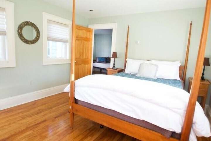 24 East Main Street B & B