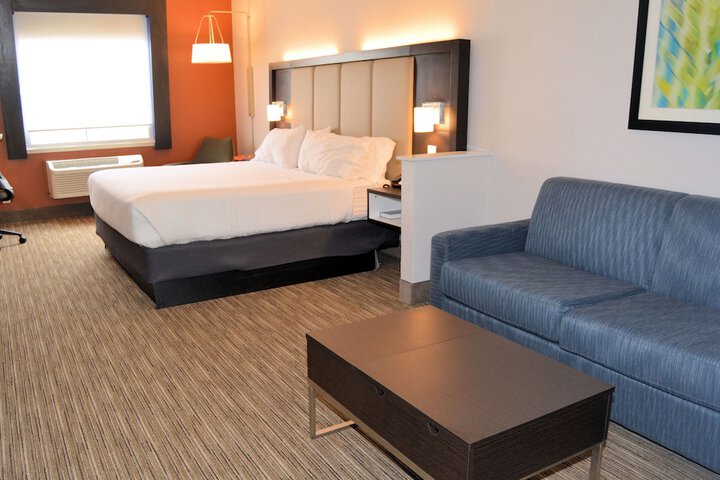 Holiday Inn Express & Suites by IHG