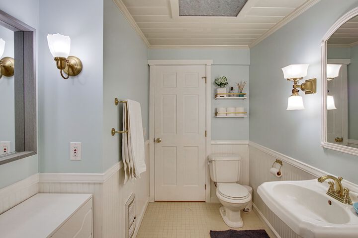 Puget Sound Cottage w / Private Community Beach!