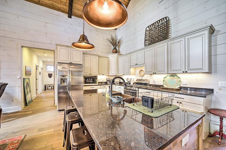 On 22 Acres: Cullowhee Craftsman Home w / Mtn Views