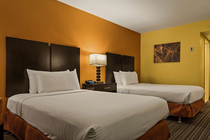 Best Western The Plaza Hotel Honolulu Airport - Free Breakfast