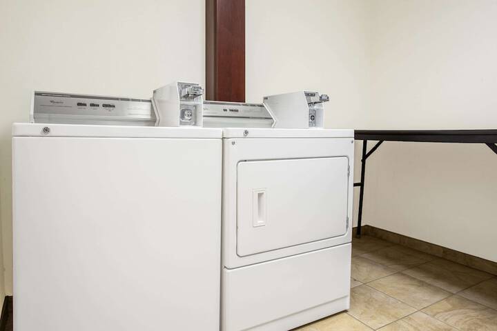 Super 8 by Wyndham Cedar Falls IA - University