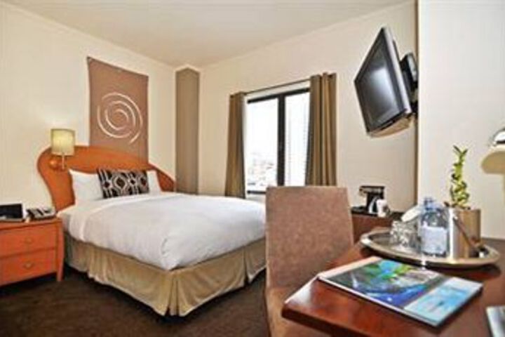 HOTEL METROPOLIS