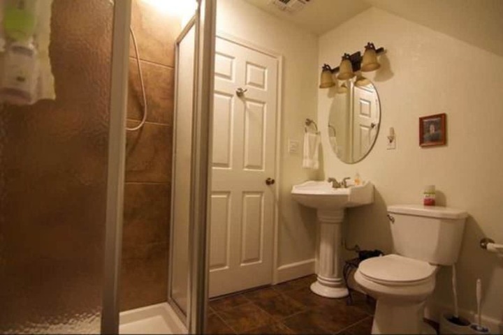 Room 32 of 49