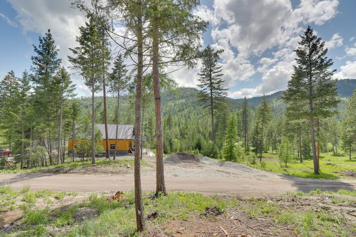 Lakeside Cabin Retreat w / Private Hot Tub!