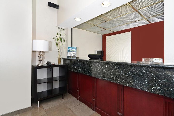 Clackamas Inn & Suites