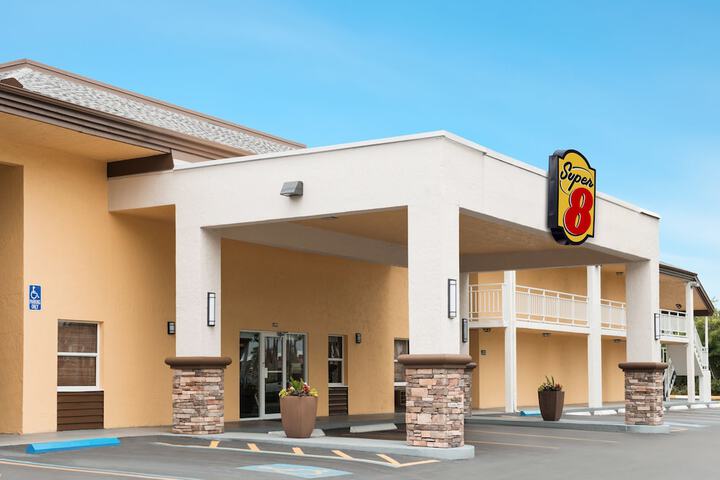 Super 8 by Wyndham Ellenton Bradenton Area