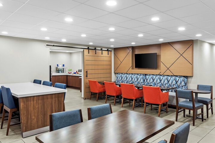 Holiday Inn Express Suites Charleston by IHG