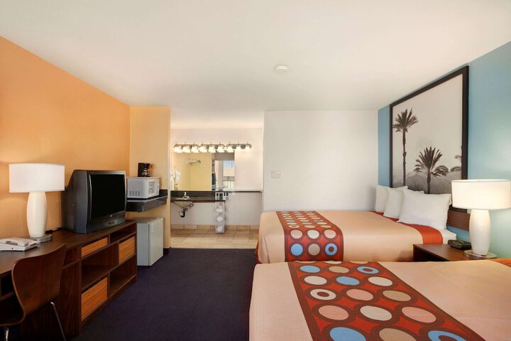 Room 9 of 25