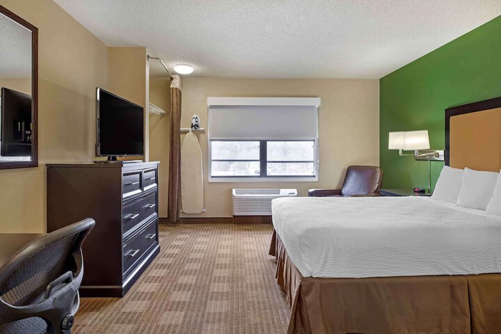 Room 17 of 33