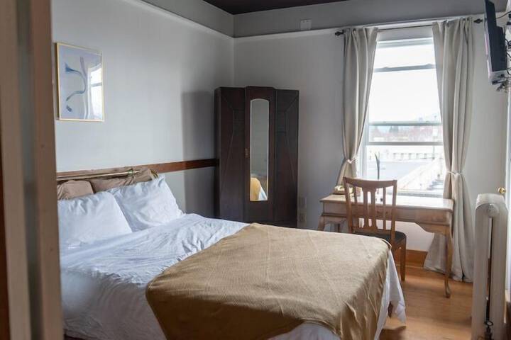 Room 4 of 7