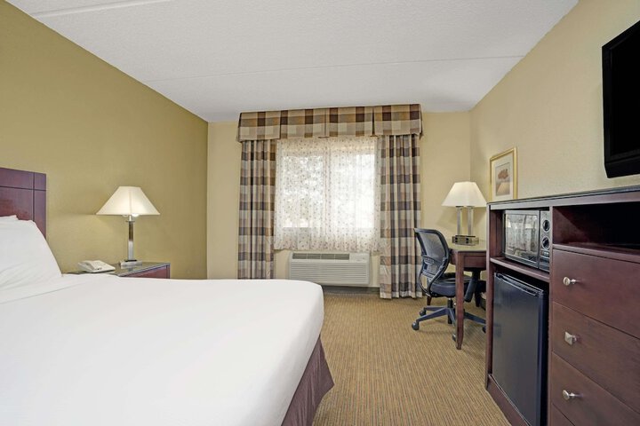 Room 10 of 14