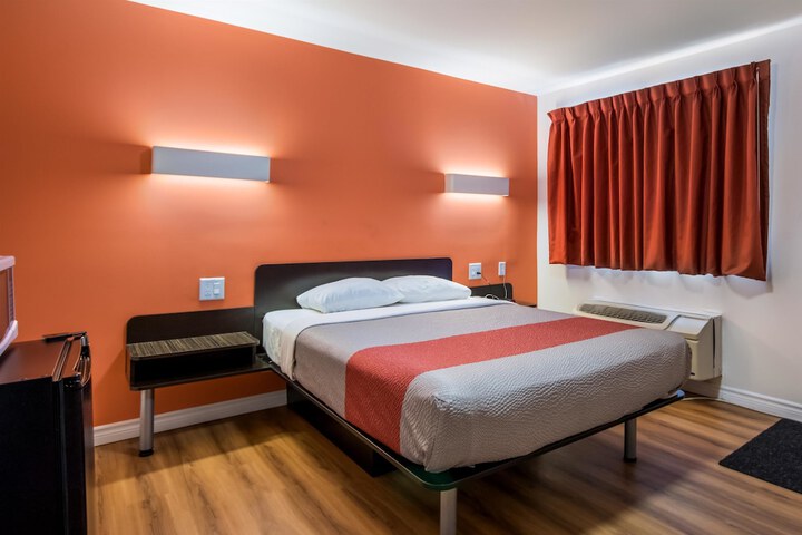 Room 13 of 28