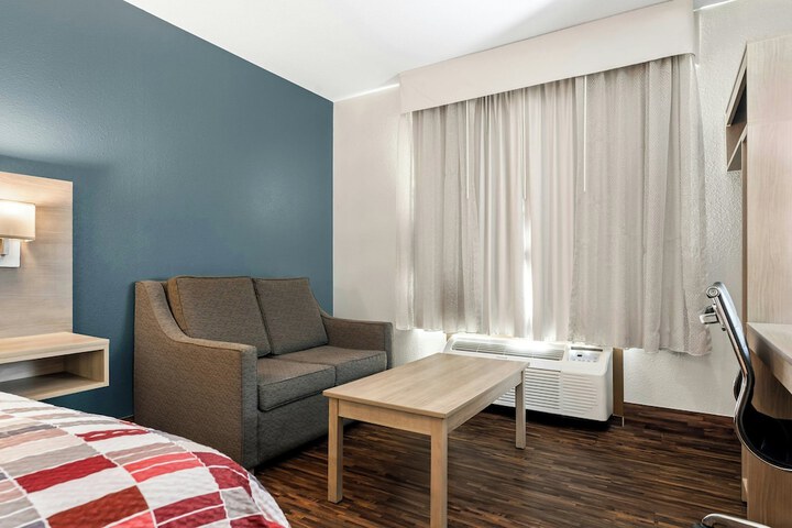 Red Roof Inn & Suites Tomah