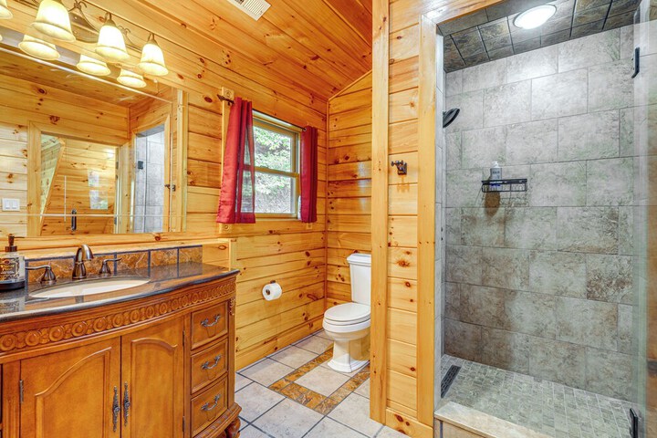 Hike Fish & Golf: Burnsville Retreat w / Deck!