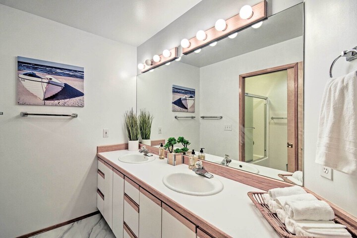 Unique Port Ludlow Home w / 3 Decks & Hot Tub!